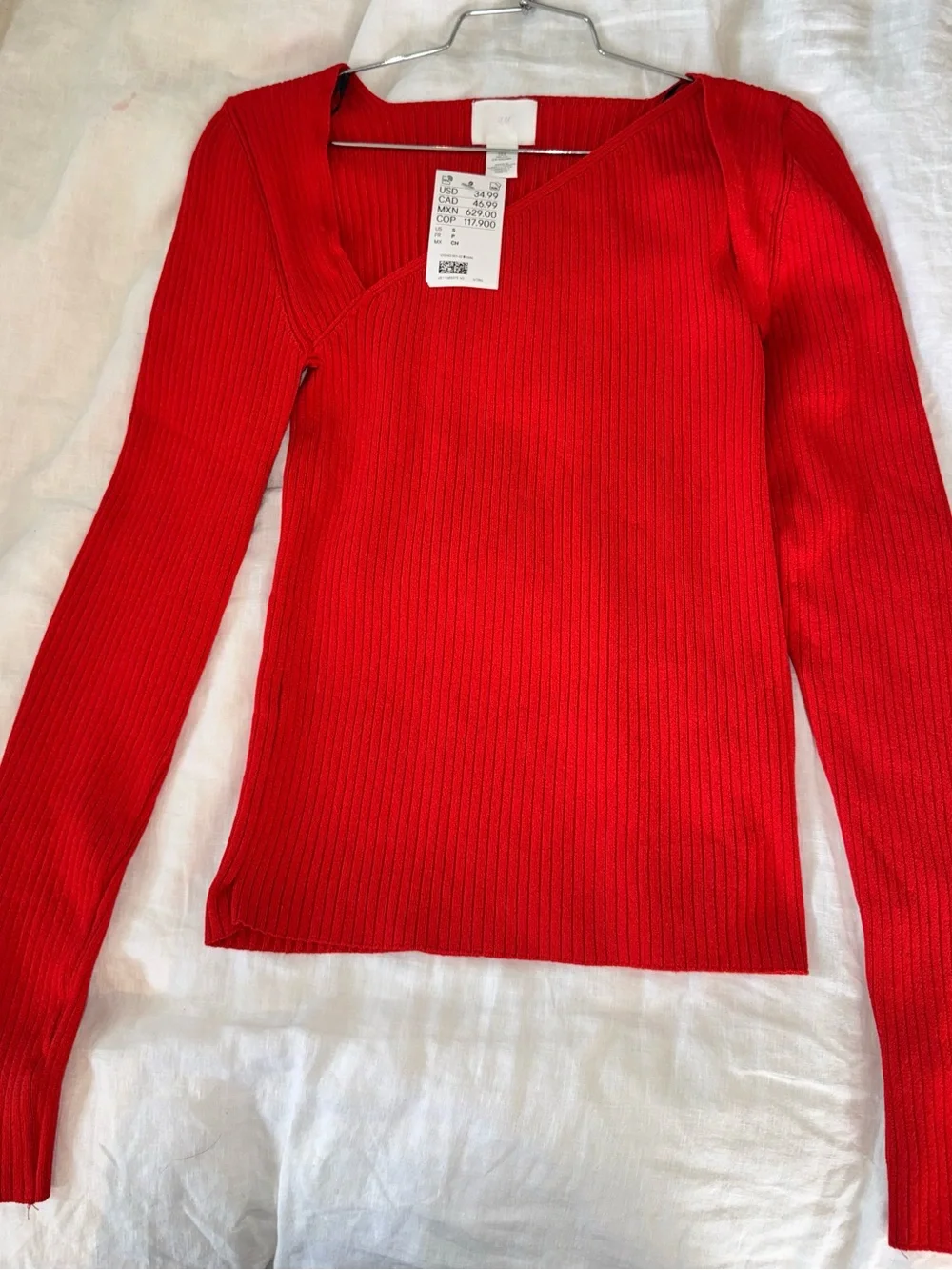 Red Ribbed V-Neck Women's Sweater H & M. NWT.    Size Small